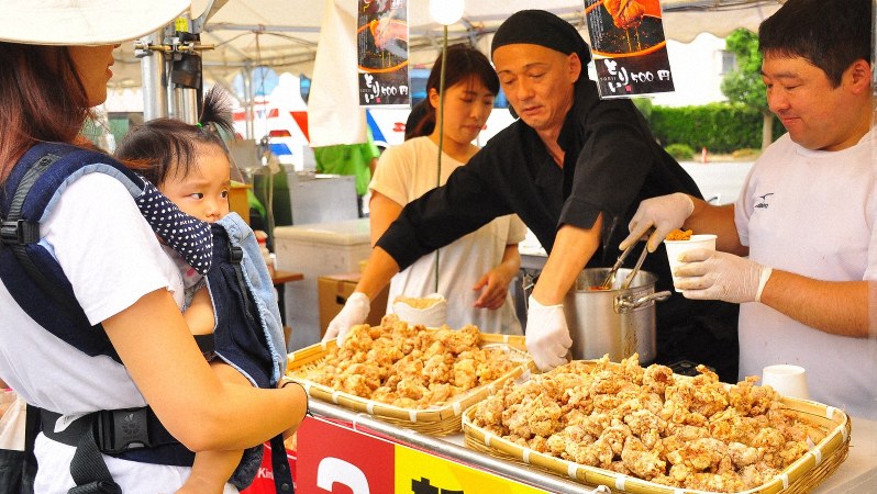 全国から揚げ物が集まる「あげあげサミット」。日本人も揚げ物は大好きだ=滋賀県湖南市で2016年9月3日