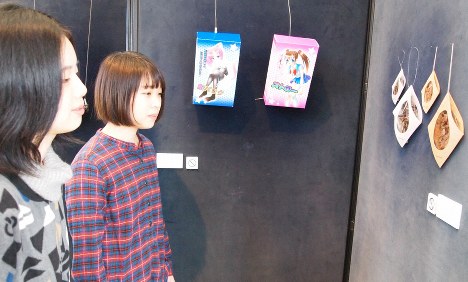 枯れ枝や空き箱をオブジェにした作品の制作意図を話す新井里菜さん（右）と馬渕栞奈さん