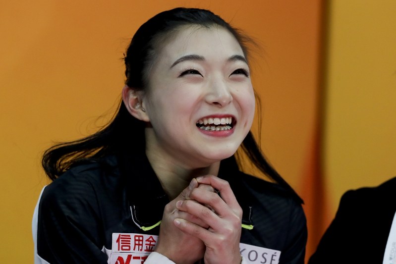 【フィギュア4大陸選手権女子SP】キス＆クライで得点を見て喜ぶ坂本花織（日本）＝米カリフォルニア州アナハイムで2019年2月7日、AP 