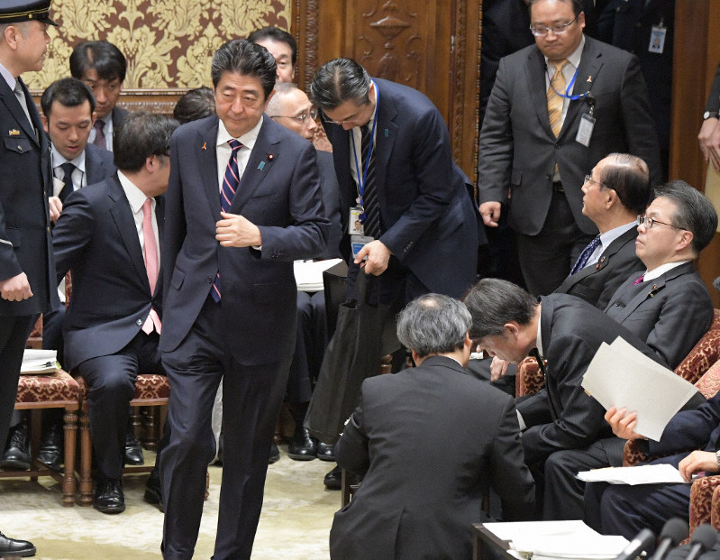 衆院予算委員会に臨む安倍晋三首相(中央左)。手前右は開会前に事務方と協議する根本匠厚生労働相=国会内で2019年2月8日午前8時52分、川田雅浩撮影