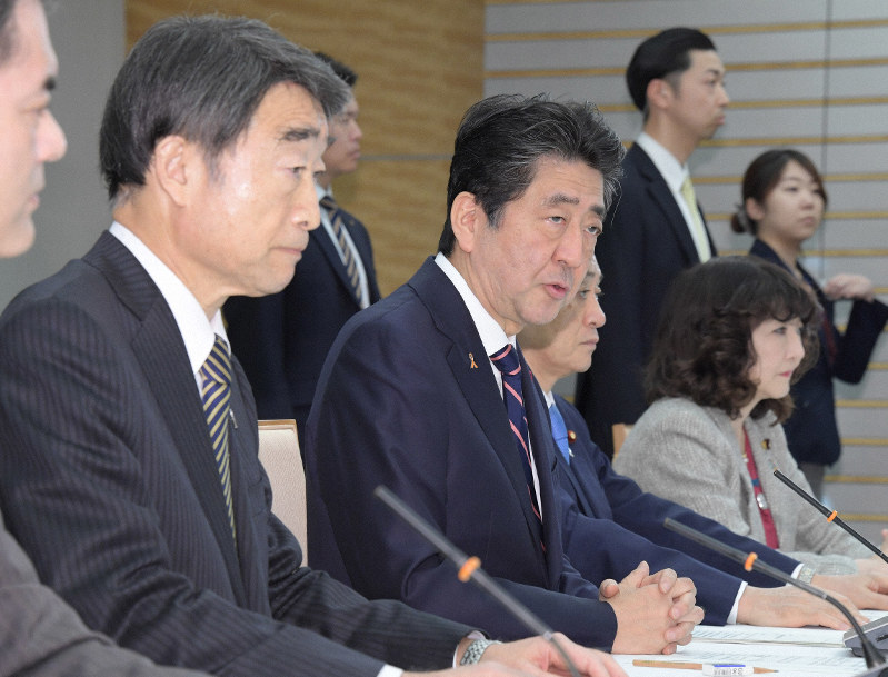 児童虐待防止対策に関する関係閣僚会議で発言する安倍晋三首相(中央)。左から2人目は根本匠厚生労働相=首相官邸で2019年2月8日午前8時4分、川田雅浩撮影