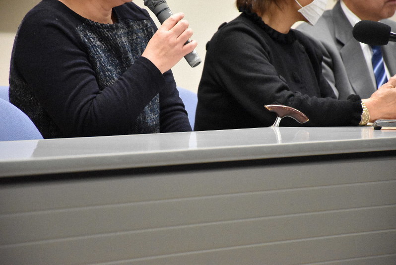 証人尋問を終え、思いを述べる60代原告女性の義理の姉(左)と飯塚淳子さん(右)=仙台市青葉区の仙台弁護士会館で2019年2月8日午後5時55分、滝沢一誠撮影