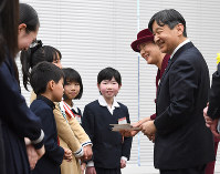 第64回青少年読書感想文全国コンクールの表彰式後、受賞者と懇談される皇太子ご夫妻＝東京都千代田区で2019年2月8日午後2時49分、丸山博撮影