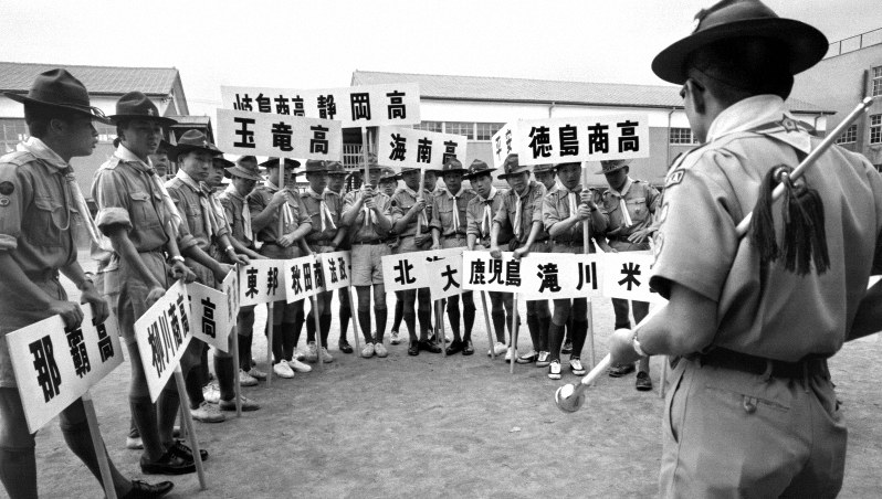 出場校のプラカードを手に、注意事項を聞くボーイスカウト=兵庫県西宮市で1960年3月27日撮影