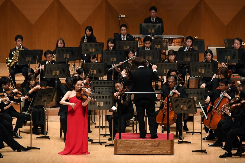 「生きる」コンサートで演奏するバイオリニストの前橋汀子さん(中央左)