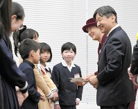 読書感想文コンクール受賞者と懇談される皇太子ご夫妻＝東京都千代田区で２０１９年２月８日午後２時４９分、丸山博撮影