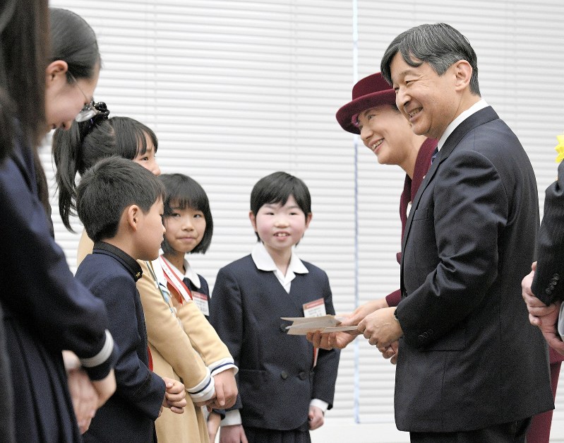 読書感想文コンクール受賞者と懇談される皇太子ご夫妻=東京都千代田区で2019年2月8日午後2時49分、丸山博撮影