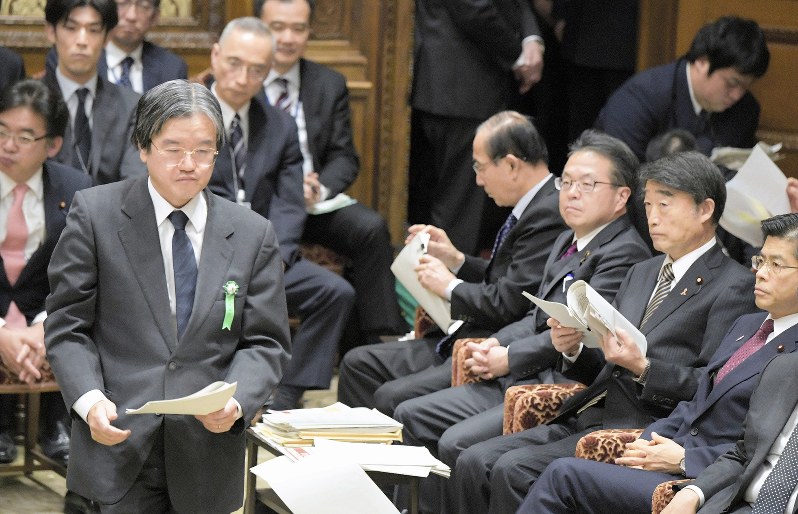 衆院予算委員会で統計不正問題について答弁に向かう厚生労働省の大西康之前政策統括官(左)=国会内で2019年2月8日、川田雅浩撮影