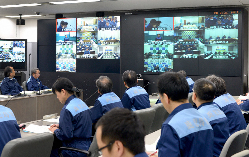 テレビ会議で被害状況を報告し合う川内原発30キロ圏の市町と県の担当者ら=鹿児島県庁で2019年2月9日午前8時20分、菅野蘭撮影