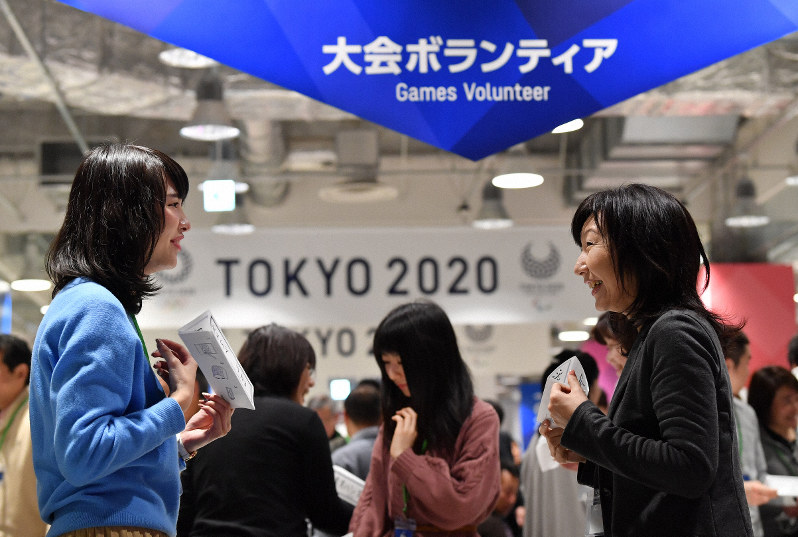 東京五輪・パラリンピックのボランティア応募者向けの説明会で自己紹介しあう参加者ら=東京都千代田区で2019年2月9日午前11時16分、宮間俊樹撮影