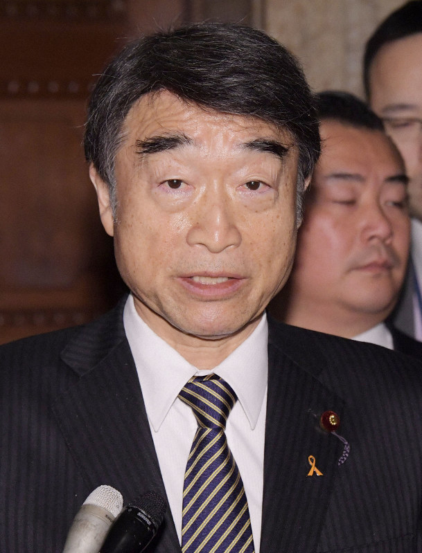 閣議後、記者団の質問に答える根本匠厚生労働相=国会内で2019年2月8日午前8時37分、川田雅浩撮影