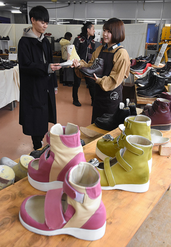 整形靴 世界で一つ 国内唯一の養成校 製作展 神戸医療福祉 三田校 兵庫 毎日新聞