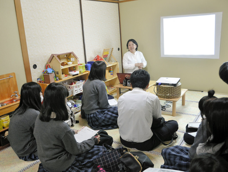 「にしなり☆こども食堂」で、生徒らは真剣に川辺さんの話を聞いた