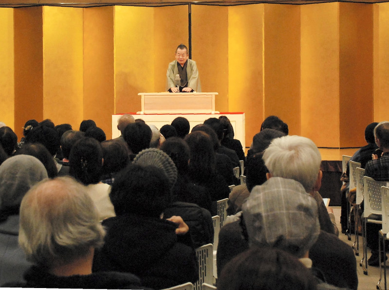 昨年12月に開かれた「わろてまえ劇場2018」=大阪市中央区の大阪国際がんセンターで