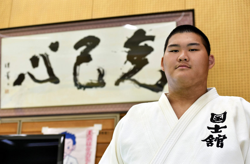100キロ超級のホープとして成長が期待される斉藤立。道場の額に収められた「克己心」の教えの通り、厳しい稽古を積んでいる=東京都世田谷区の国士舘高で、藤井達也撮影