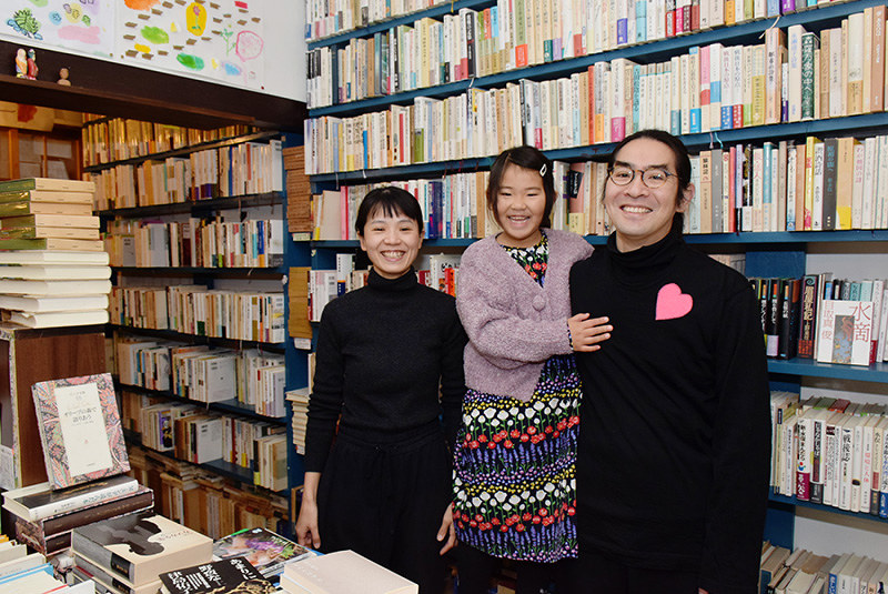 10周年を迎える「カライモブックス」の(左から)奥田直美さん、道さん、順平さん=京都市上京区で、南陽子撮影