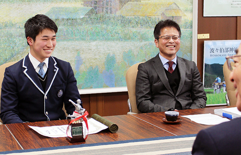 兵庫県篠山市の酒井隆明市長(手前)に受賞を報告する市野咲さん(左)=同市提供