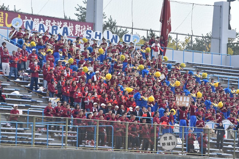 関東大会準々決勝の東海大甲府戦に駆けつけた200人を超える吹奏楽部員ら=甲府市の山日YBS球場で