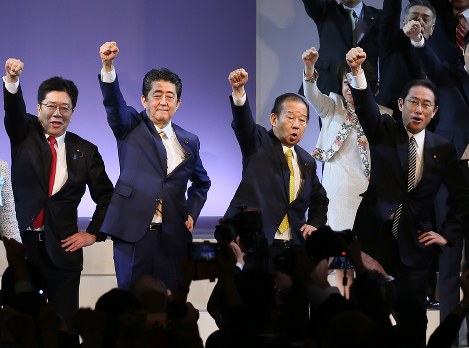 自民党大会で拳を突き上げる安倍晋三総裁（左から２人目）ら＝東京都港区で2019年2月10日午前、玉城達郎撮影