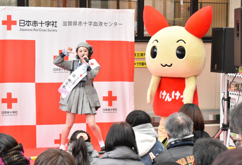 歌唱パフォーマンスを披露する濱咲友菜さん=滋賀県長浜市のえきまちテラス長浜で2019年2月11日、成松秋穂撮影