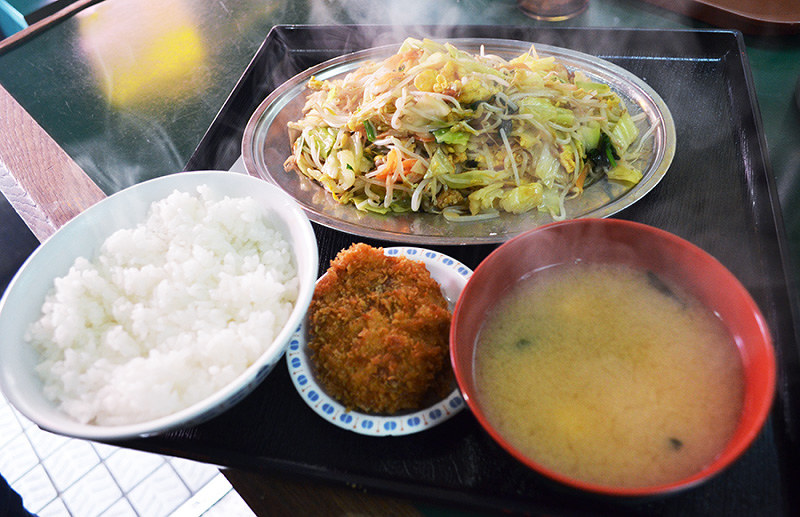 山盛りの野菜炒め定食=大阪市中央区博労町3のとん平で、亀田早苗撮影