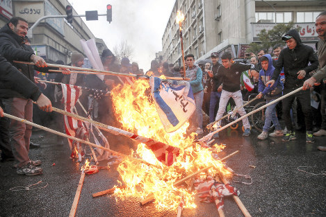 イラン革命４０年の記念集会で米国旗を燃やす市民ら＝首都テヘランで２０１９年２月１１日、タスニム通信・ロイター