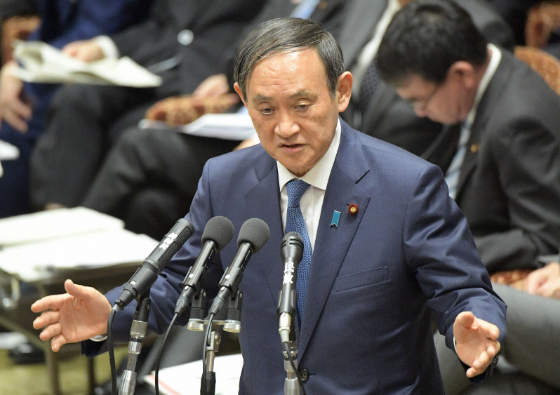 衆院予算委員会で自身の定例記者会見に関する質問に答える菅義偉官房長官=国会内で2019年2月12日、川田雅浩撮影