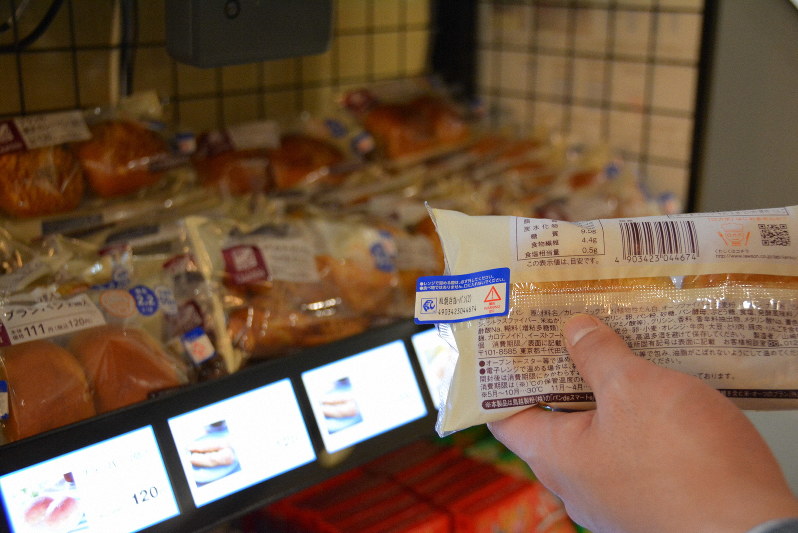 実証実験では、商品に張られたICタグの情報をもとに消費期限を自動で判別する=東京都品川区のローソンゲートシティ大崎アトリウム店で12日、藤渕志保撮影