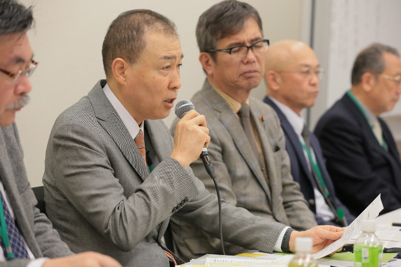 記者会見する「レオパレス違法建築被害者の会」の前田和彦会長(左から2人目)ら=東京都千代田区で2019年2月12日午後3時19分、和田大典撮影
