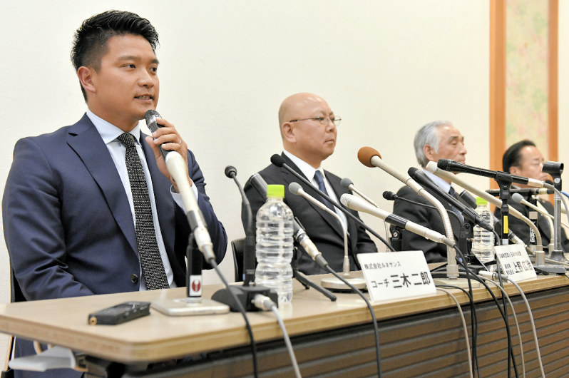 白血病を公表した競泳の池江璃花子選手について話す(手前から)三木二郎コーチ、日本水泳連盟の上野広治副会長、青木剛会長、ルネサンスの吉田正昭社長=東京都渋谷区で2019年2月12日午後4時4分、宮間俊樹撮影