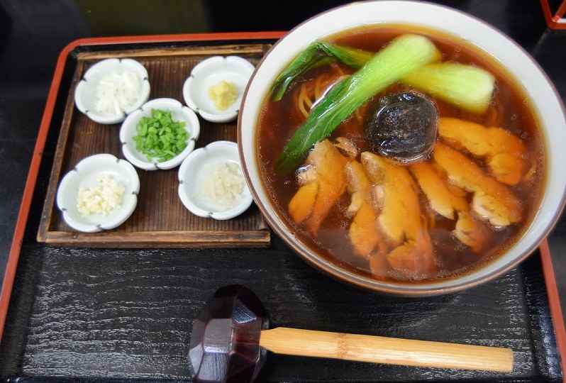 薬味の小皿が添えられた水戸藩らーめん=水戸市柳町1で2019年2月8日、仁瓶和弥撮影