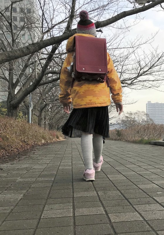 盗撮被害はあらゆる場所で起きうる。スカートの中を盗撮される子どもの被害も後を絶たない(写真は本文と関係ありません)=坂根真理撮影