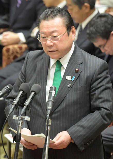 衆院予算委員会で競泳の池江璃花子選手の白血病公表に対する「本当にがっかりしている」との発言について撤回し謝罪する桜田義孝五輪担当相＝国会内で2019年2月13日午後2時7分、川田雅浩撮影