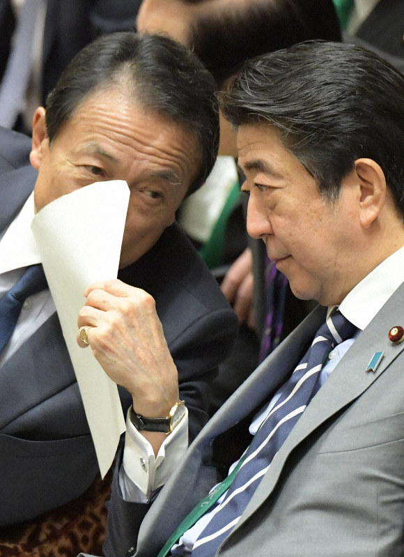 衆院予算委員会の質疑中、話をする安倍晋三首相(右)と麻生太郎副総理兼財務相=国会内で2019年2月13日午後0時4分、川田雅浩撮影