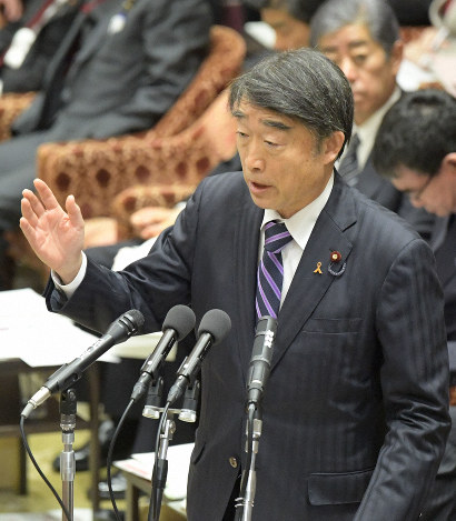 衆院予算委員会で厚生労働省の毎月勤労統計の不正調査問題について答弁する根本匠厚労相＝国会内で2019年2月13日午前11時46分、川田雅浩撮影