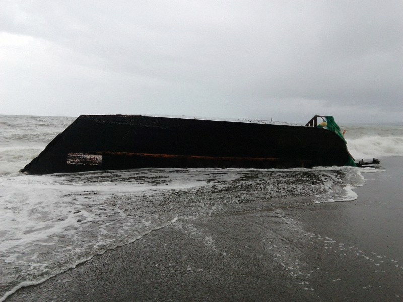 昨年11月に漂着した木造船。2月になって2遺体が見つかった=北海道木古内町で2018年11月、函館海上保安部提供