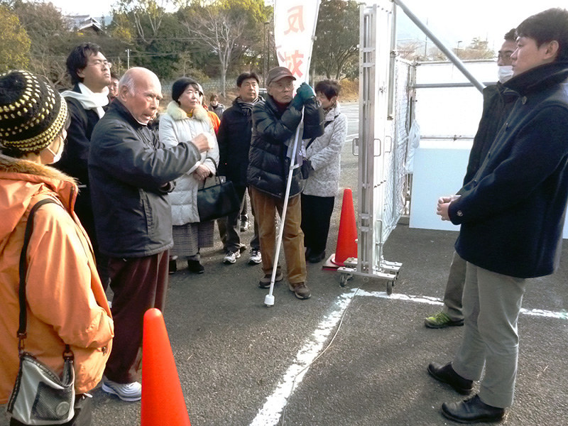ホテルの工事現場で奈良県の担当者(右)に詰め寄る反対派住民ら=奈良市高畑町で、新宮達撮影