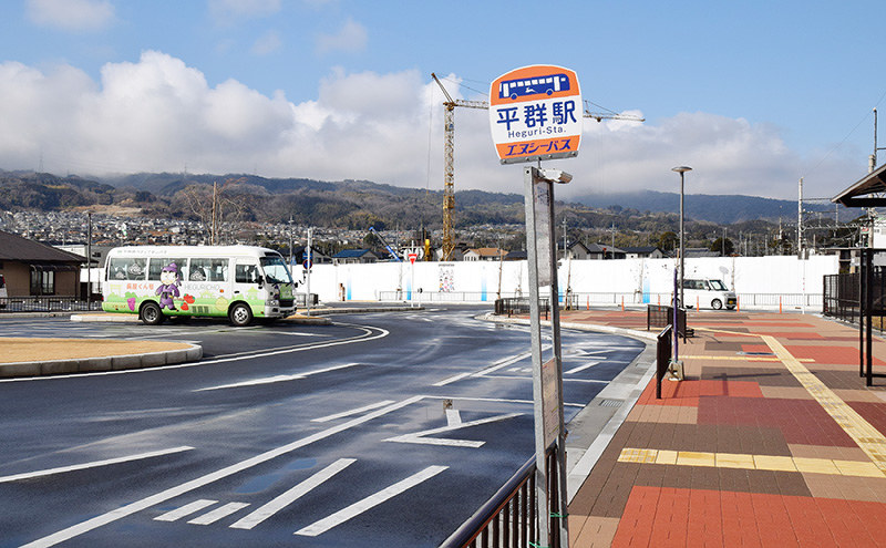 整備事業が進む近鉄平群駅前。ロータリーが完成し、フェンスの奥では文化センター・図書館建設が進む=奈良県平群町で、熊谷仁志撮影