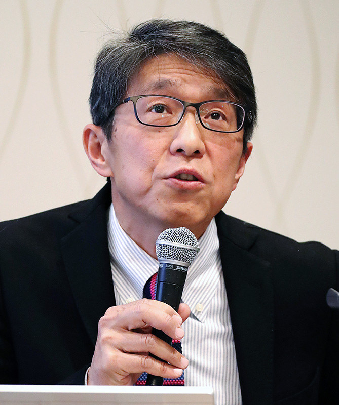 21世紀フォーラムの例会で講演する日本環境設計の岩元美智彦会長=大阪市北区で2019年2月12日、梅田麻衣子撮影