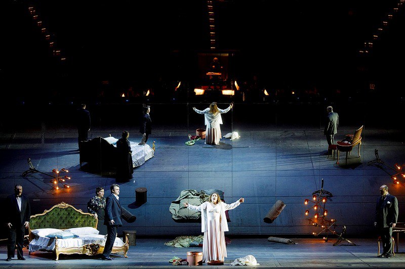 第3幕より、死にゆくヴィオレッタ=2018年12月・トリノ歌劇場 (C)Edoardo Piva / Teatro Regio Torino