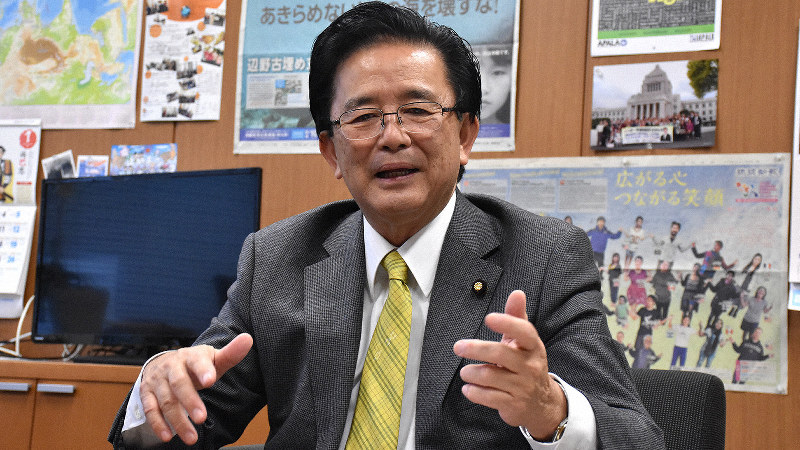 伊波洋一氏=須藤孝撮影