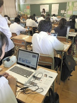 東京都内の公立中学校で実施された都立高入試の英語スピーキングテストの試行調査。中３の生徒がパソコンを使って解答を録音した＝２０１８年９月（東京都教委提供）