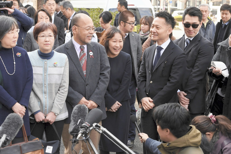 東京地裁への提訴を前に笑顔で取材に応じる小野春さん(中央)=東京都千代田区で2019年2月14日午前9時51分、竹内紀臣撮影