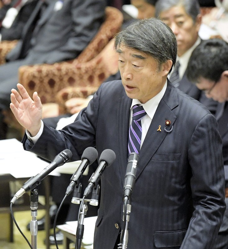 衆院予算委員会で厚生労働省の毎月勤労統計の不正調査問題について答弁する根本匠厚労相=国会内で2019年2月13日、川田雅浩撮影