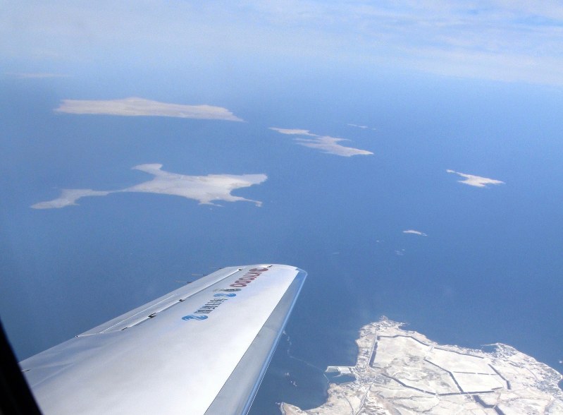 空から見た北方領土の歯舞群島。写真右下に大きく見えるのは根室市の納沙布岬=本社機から2014年1月24日、本間浩昭撮影