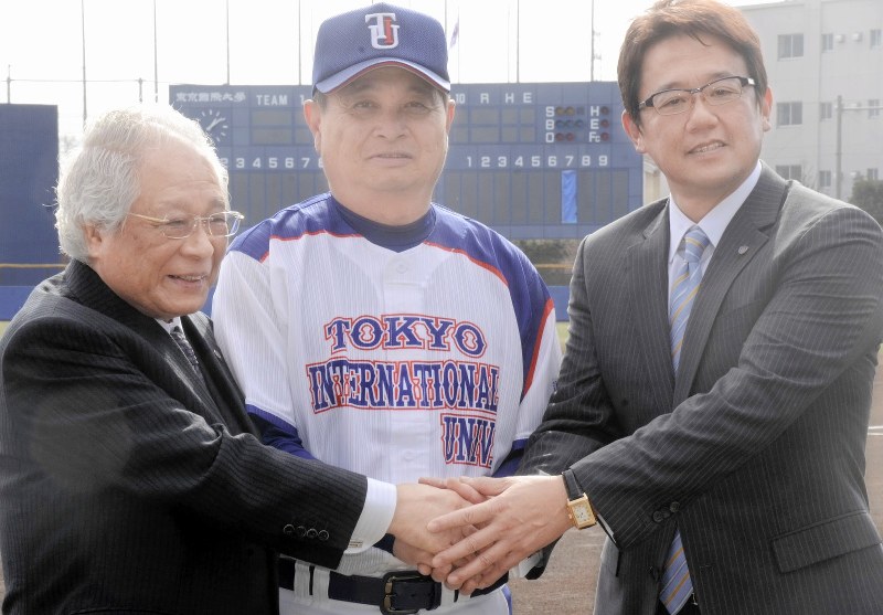 就任記者会見に臨む東京国際大の角冨士夫新監督(中央)と古田敦也氏(右)=埼玉県坂戸市で2019年2月13日、真下信幸撮影