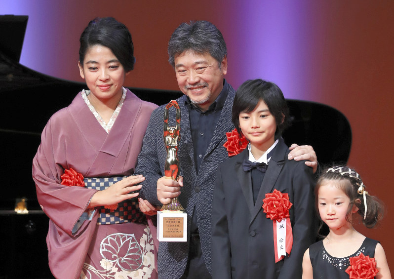 日本映画大賞を受賞し、笑顔を見せる(左から)女優助演賞を受賞した樹木希林さん代理の内田也哉子さん、是枝裕和監督、出演者の城桧吏さん、佐々木みゆさん=川崎市川崎区のカルッツかわさきで2019年2月14日、佐々木順一撮影