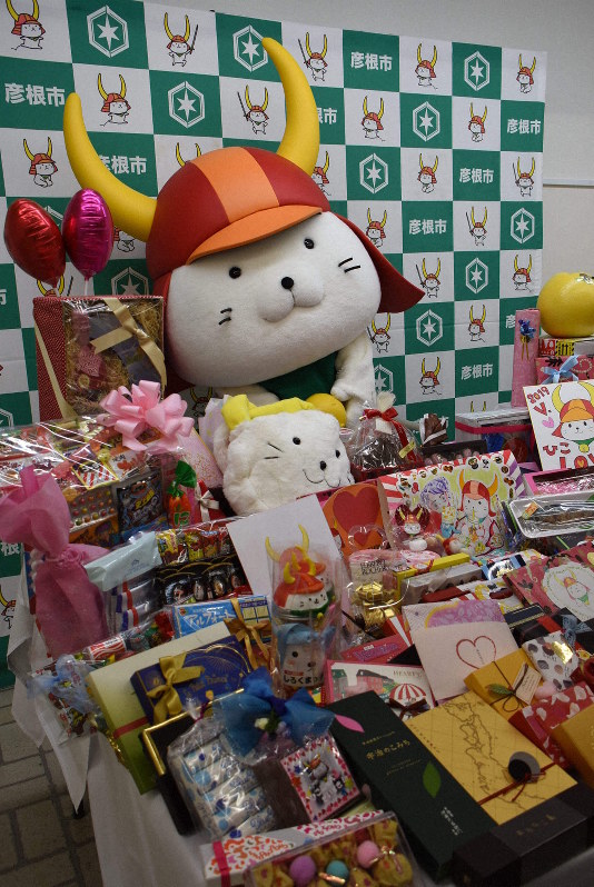 たくさんのバレンタインプレゼントに囲まれて喜ぶひこにゃん=滋賀県彦根市役所で2019年2月14日午後0時45分