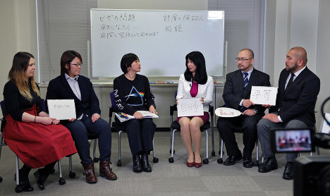 国が同性での結婚を認めないのは違憲として東京地裁に提訴後、現在の心境や問題点を議論する（左から）原告のクリスティナ・バウマンさん、中嶋愛さん、中嶋真希記者、東京弁護団共同代表の寺原真希子弁護士、原告の相場謙治さん、古積健さん＝東京・霞が関の弁護士会館で2019年2月14日午後、佐藤賢二郎撮影