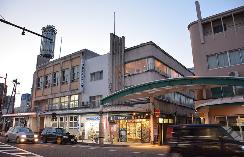 若桜街道商店街の一角にあるレトロな定有堂書店=鳥取市元町で、萱原健一撮影